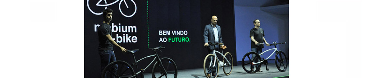 tres homens com bicicletas em exposição