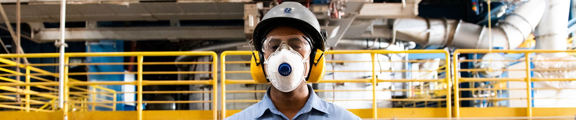 Trabalhador da CBMM com máscara de proteção